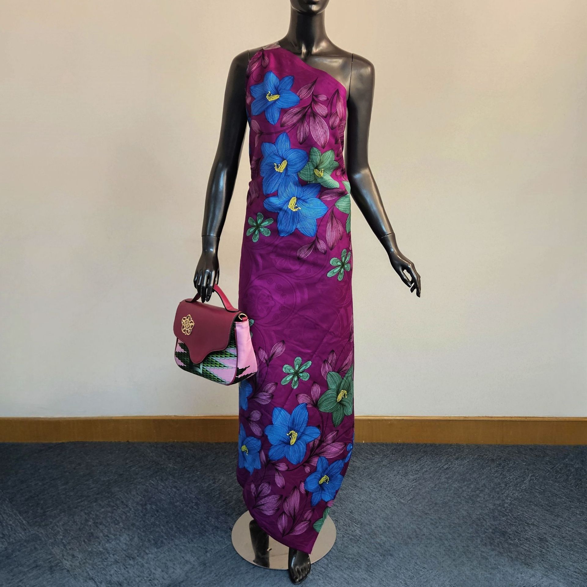 Цветочный принт на фиолетово-с – обзор и цена Sewing Batik Fabric