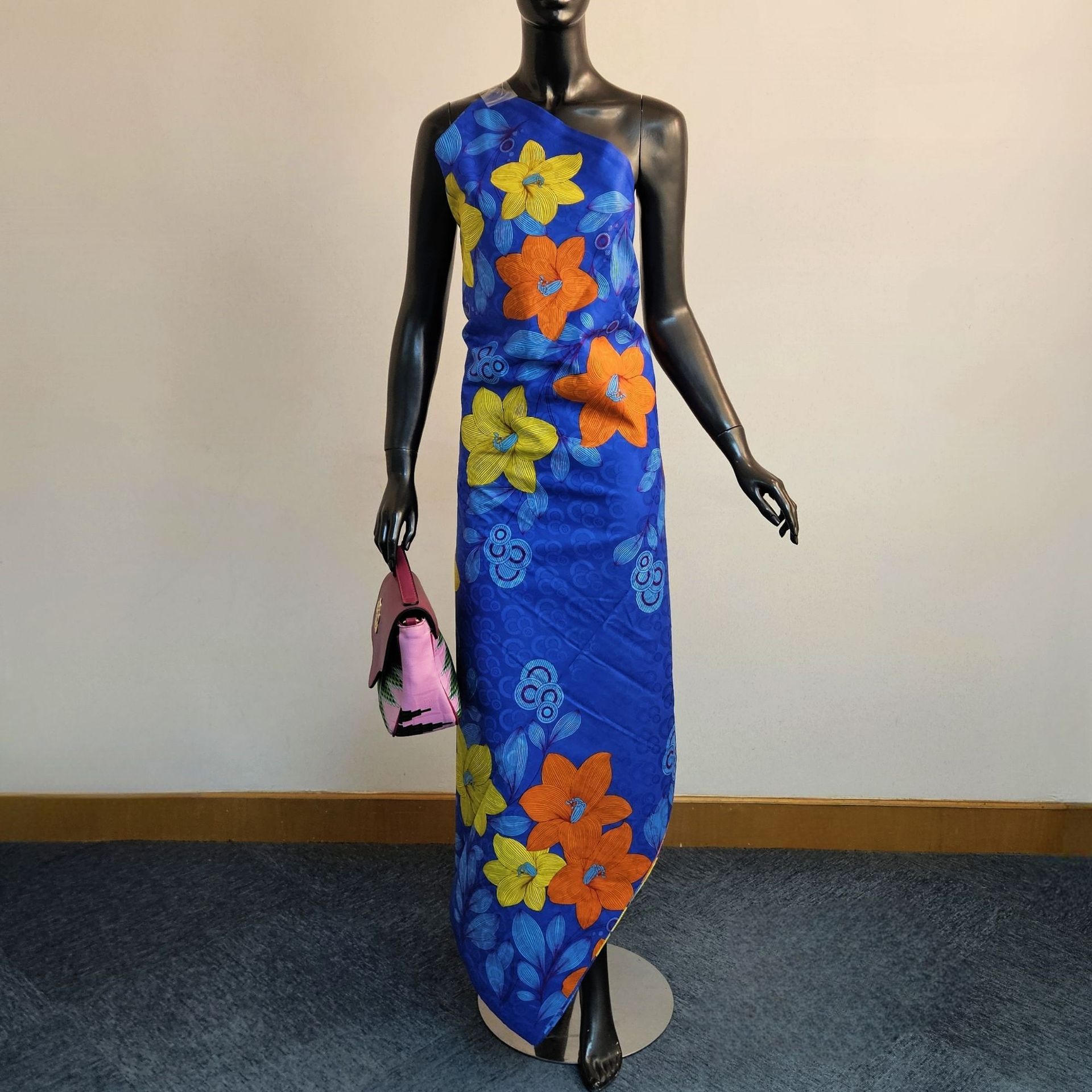 Цветочный принт на фиолетово-с – обзор и цена Sewing Batik Fabric